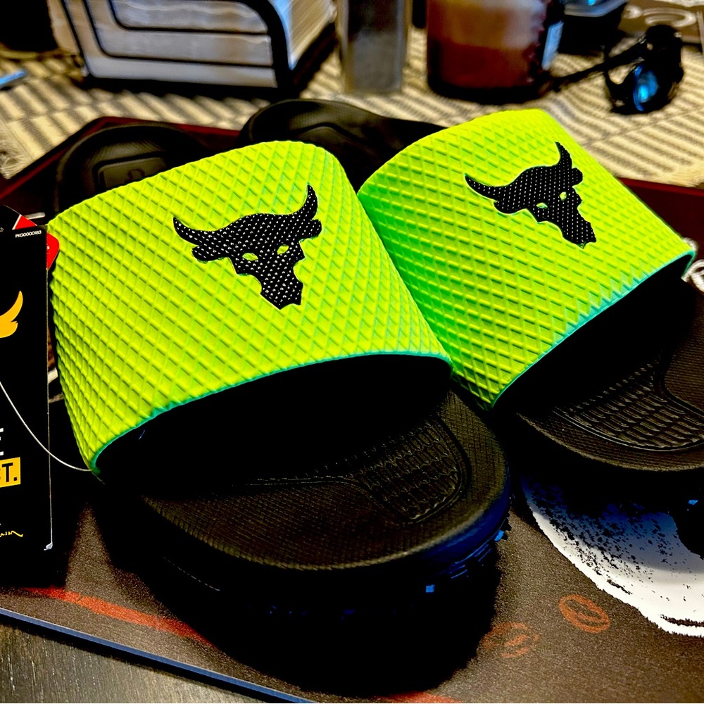 The Rock slippers (Neon)